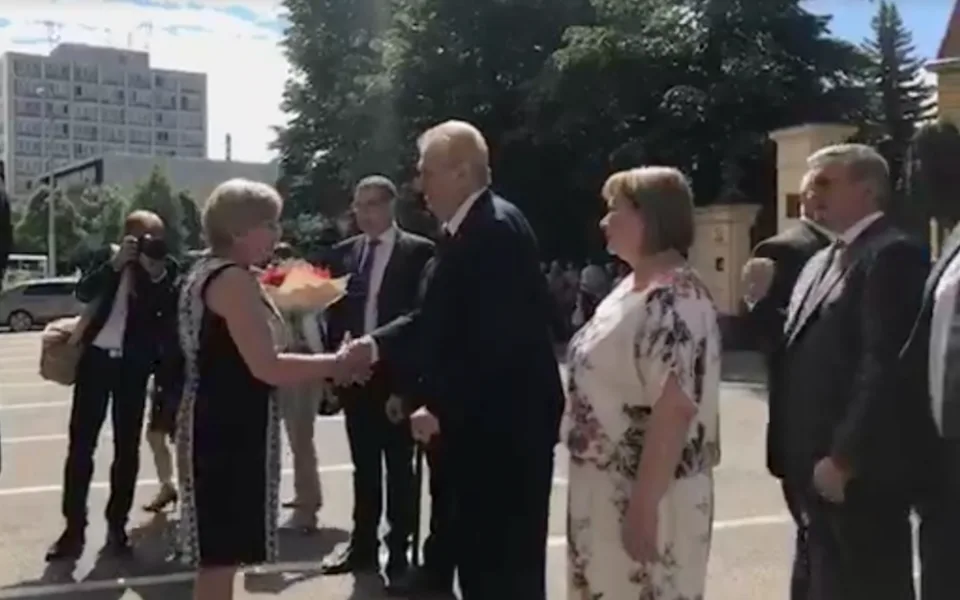 Miloš Zeman před krajským úřadem.