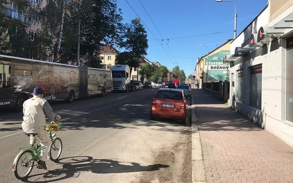 Ucpaná Lidická třída ve směru do centra Českých Budějovic.