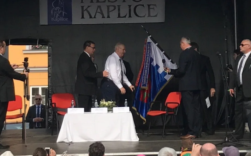 Beseda Miloše Zemana s občany v Kaplici.