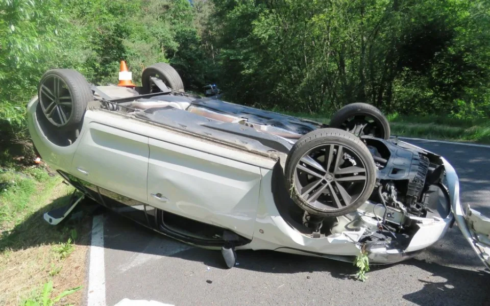 Řidička převrátila auto nedaleko Míčovic na střechu.