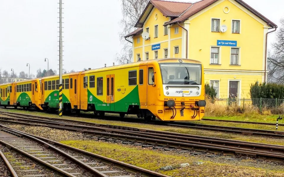 Nostalgická jízda vlakem z Protivína přes Číčenice a Temelín do Týna nad Vltavou a zpět.