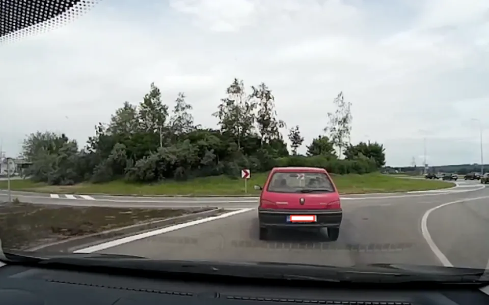 Automobil, který vjel do protisměru.