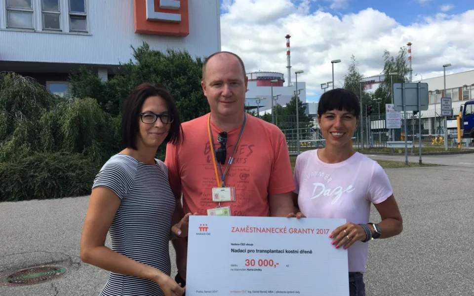 Dvojnásobný dárce kostní dřeně Karel Lhotka předal šek představitelkám Nadace pro transplantaci kostní dřeně
