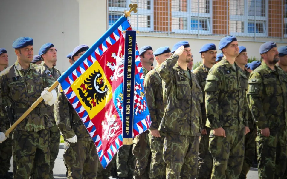 Vojáci si slavnostním nástupem připomněli Den ozbrojených sil