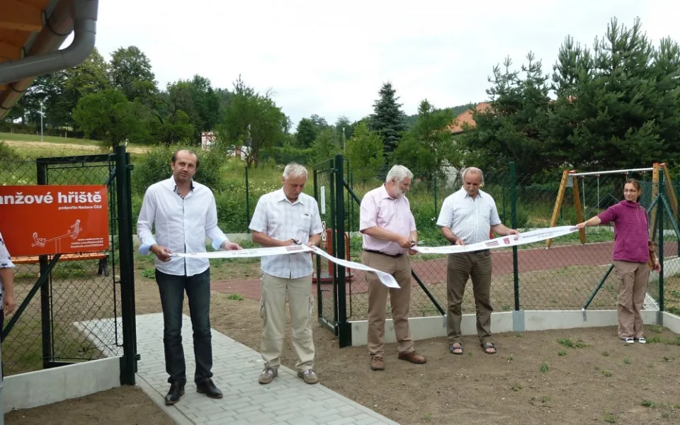 Hřiště slavnostně otevřeli zástupci obce a Nadace ČEZ