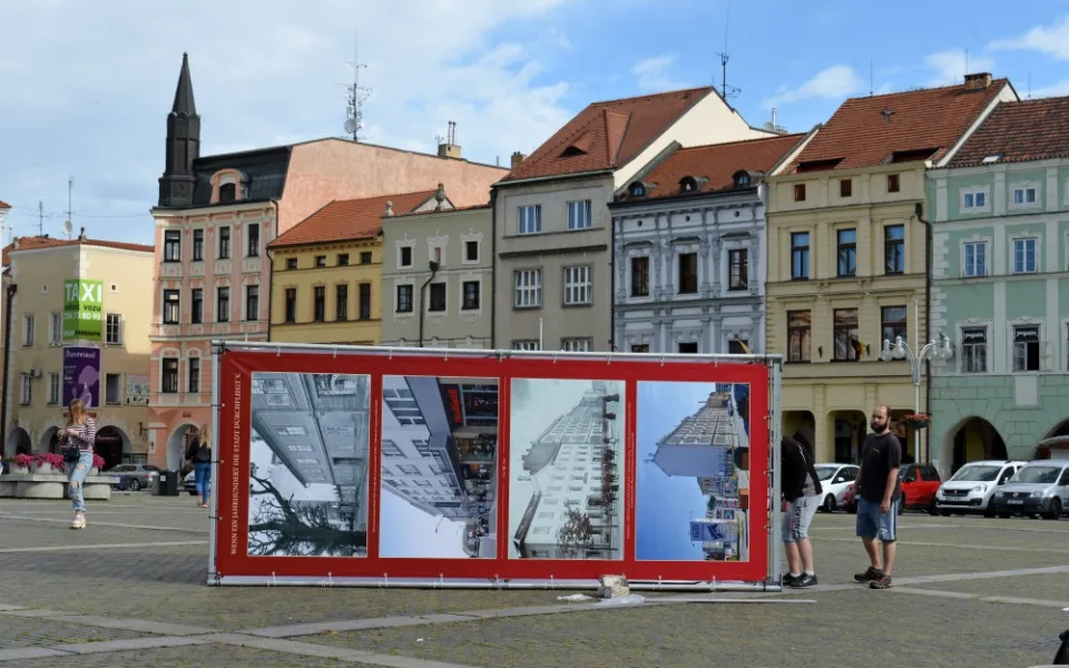 Instalace výstavy fotografií na náměstí Přemysla Otakara II.