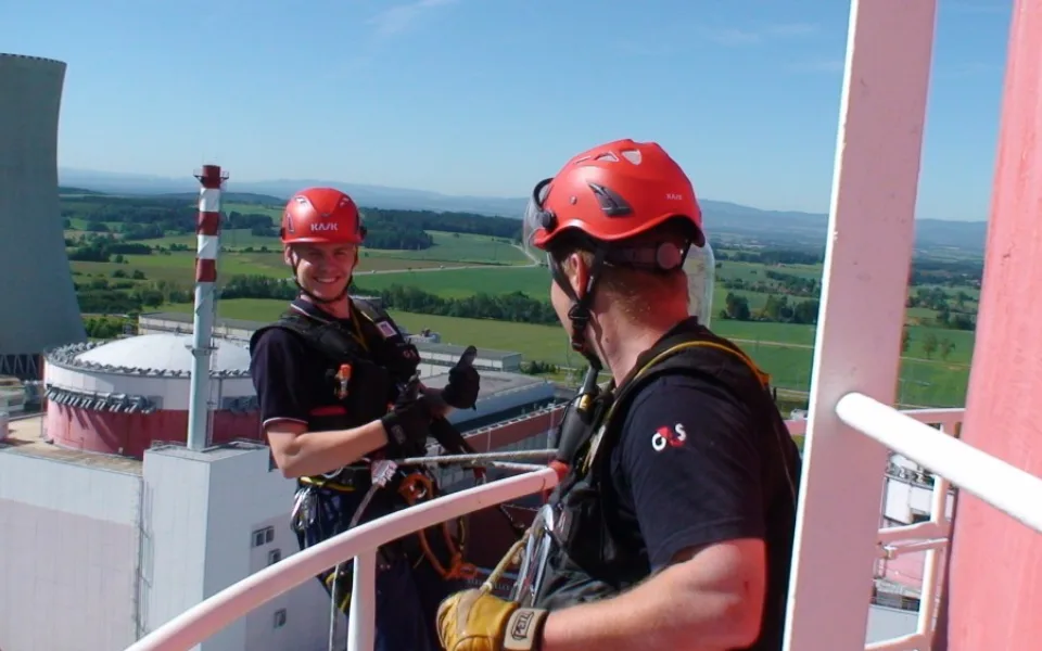 Záchranář, které pro vyzvednutí budky přelézal zábralí, byl několikanásobně jiště (foto G4S)