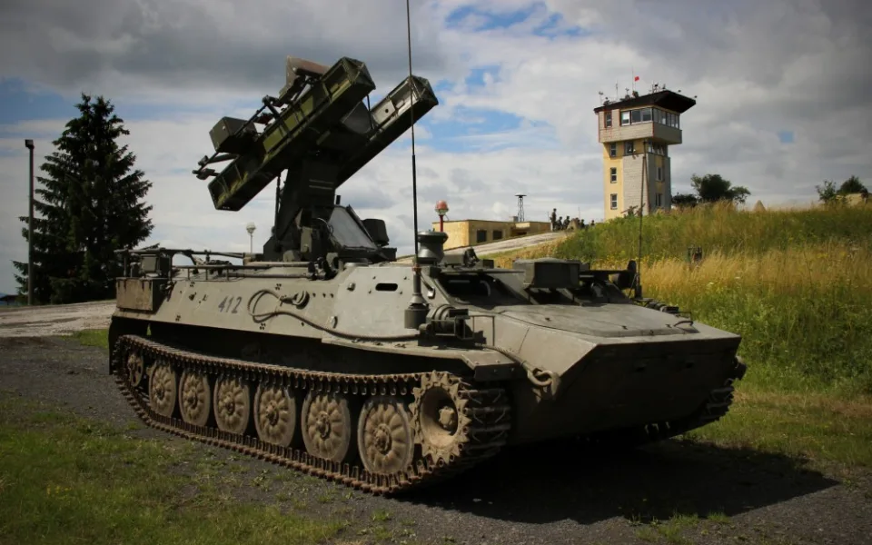 Během prvního týdne cvičení probíhají také nácviky na bojové střelby. Na snímku protiletadlový raketový komplet S-10M během nácviku na střelnici Březina