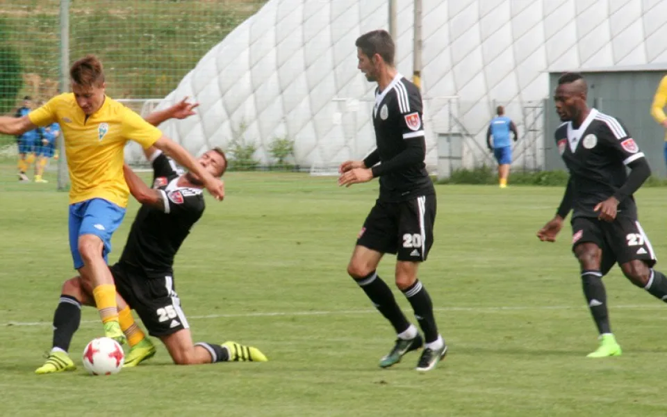 Budějovická trojice Jindřich Kadula, Petr Javorek a Elvis Mashite zastavuje akci Benešova