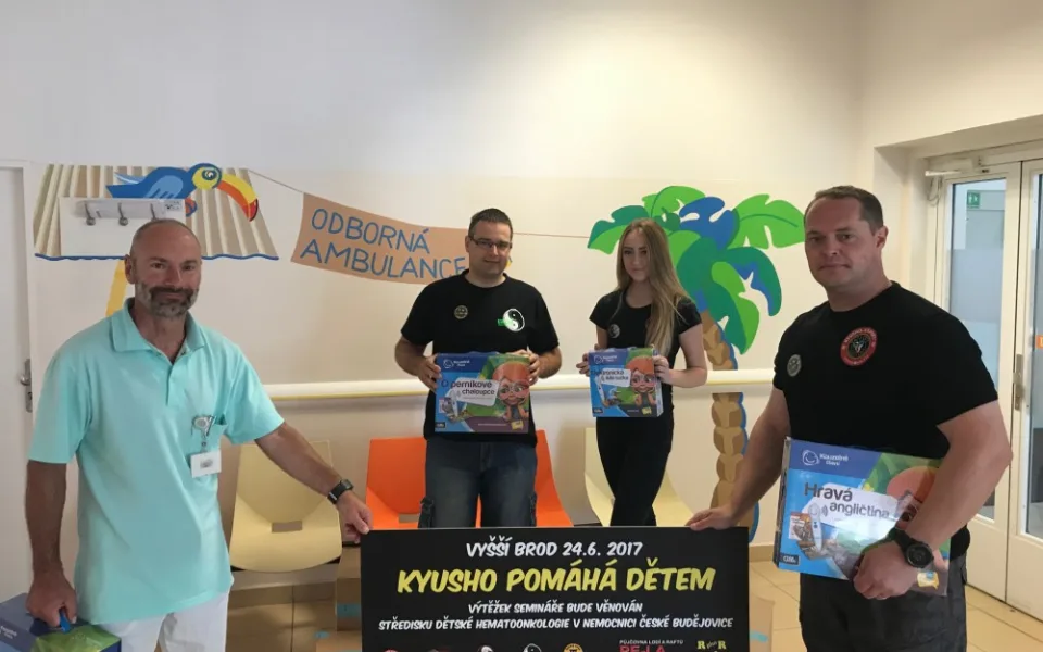 Dar v podobě elektronických Albi tužek předali v úterý 18. července zástupci oddílu Kyusho Vyšší Brod dětskému oddělení Nemocnice České Budějovice.