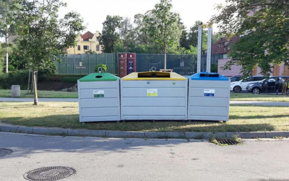 Kontejnery na papír, plast a sklo.