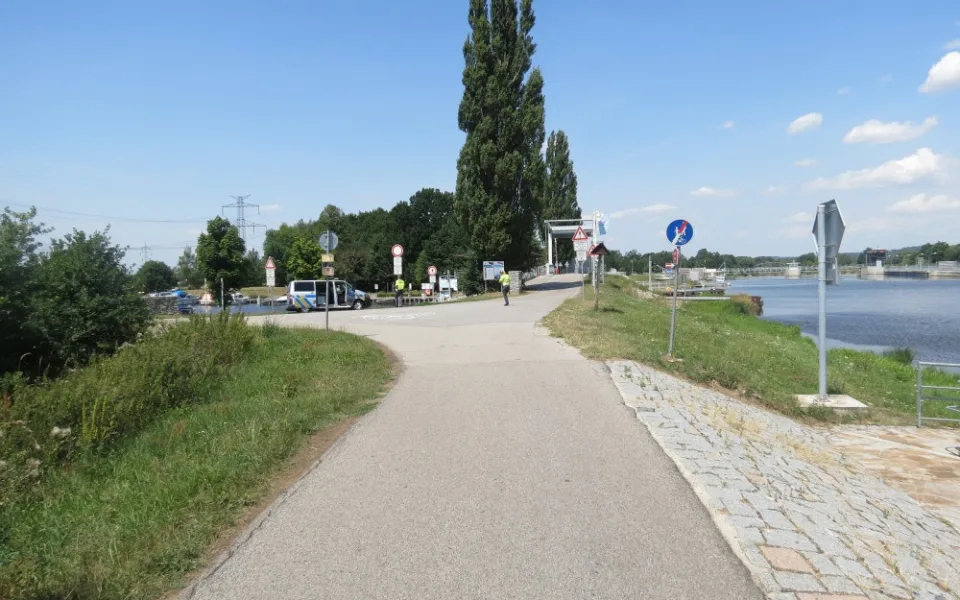 Na křížení cyklostezky číslo 12 a místní komunikace v městské části České Vrbné, u plavebního kanálu, se srazil cykliusta s bruslařkou.
