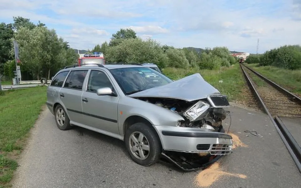 Srážka osobního auta a vlaku v Písku.