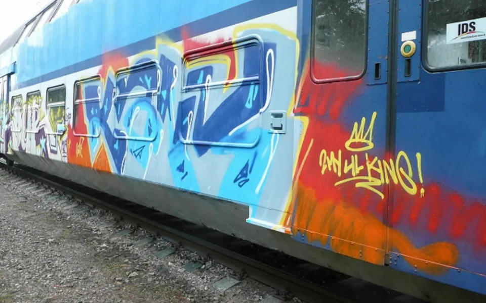 Vandal posprejoval odstavení vagón ve stanici Rybník u Dolního Dvořiště.