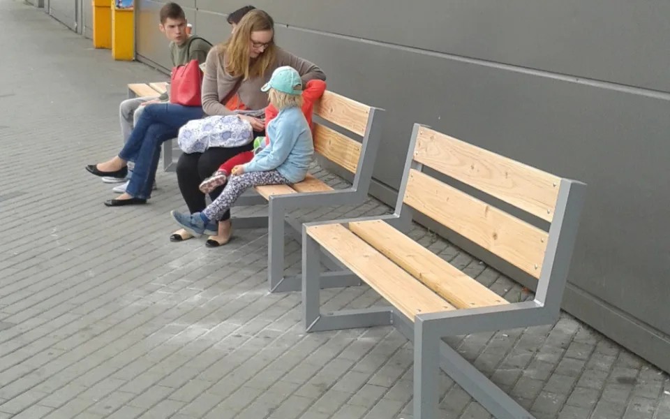 Nové lavičky u Mercury v Českých Budějovicích.
