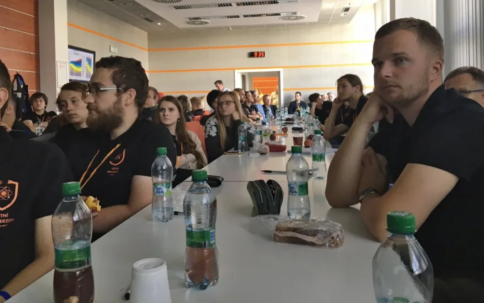 Skoro čtyři desítky studentů strávilo dva prázdninové týdny učením v Jaderné elektrárně Temelín.