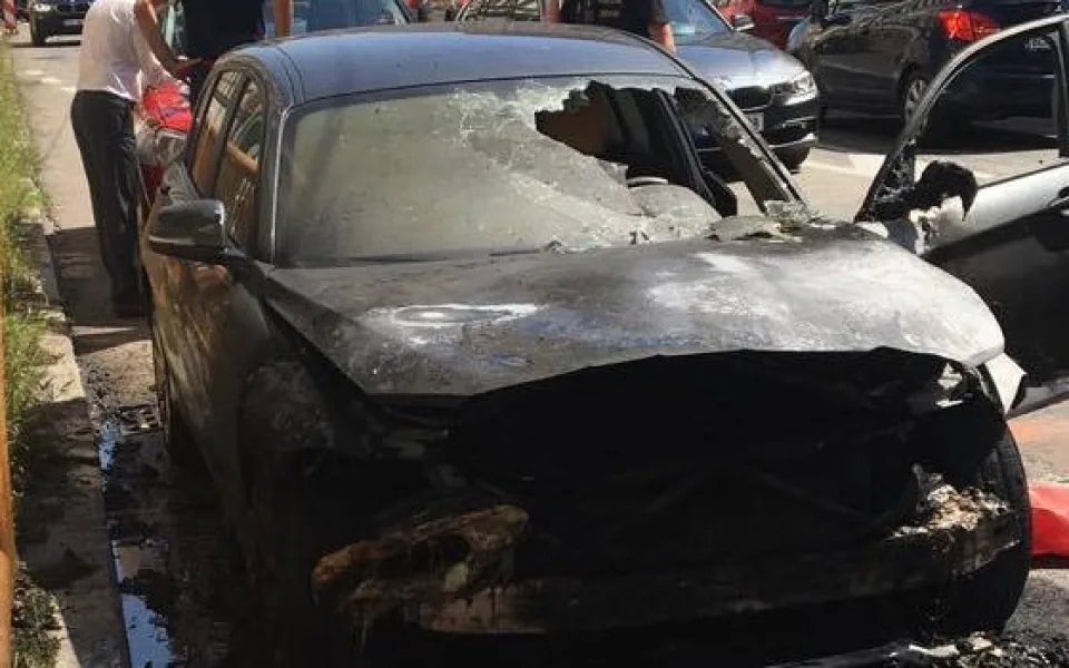 Ohořelý vůz BMW.