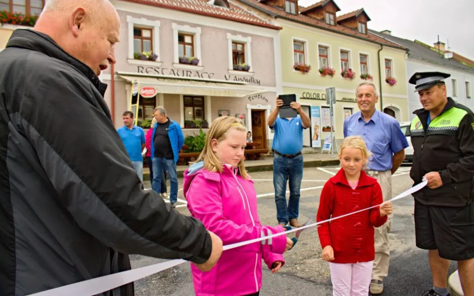 Nové osvětlení zvýší bezpečnost dětí na přechodu ve Vyšším Brodě. I proto si přechod otevřely samy děti.