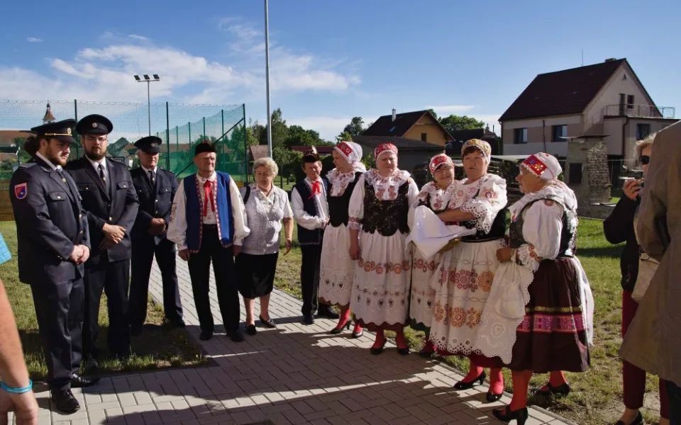 Slavnostní vyhlášení soutěže Vesnice roku 2017 Jihočeského kraje se uskuteční v pátek 11. srpna ve vítězném Pištíně. Foto je z návštěvy hodnotící komise, kterou Pištínští náležitě přivítali.