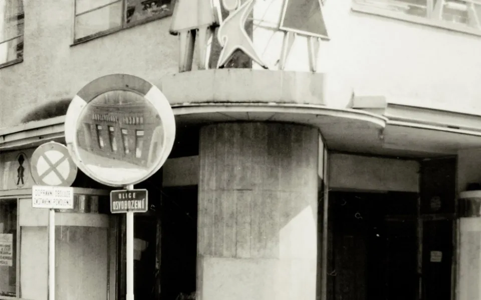 Nároží domu U Smetanů (Domu oděvů) v ulici Karla IV. v roce 1988.