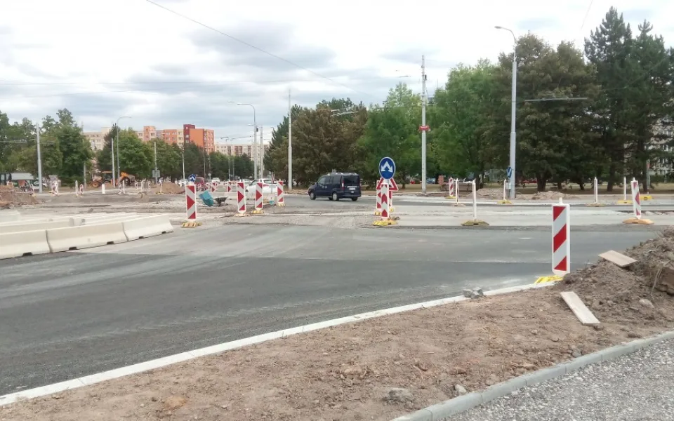 Nová okružní křižovatka vzniká na křížení ulic Strakonická a Husova v Českých Budějovicích. Bude součástí propojení sídlišť Vltava a Máj.