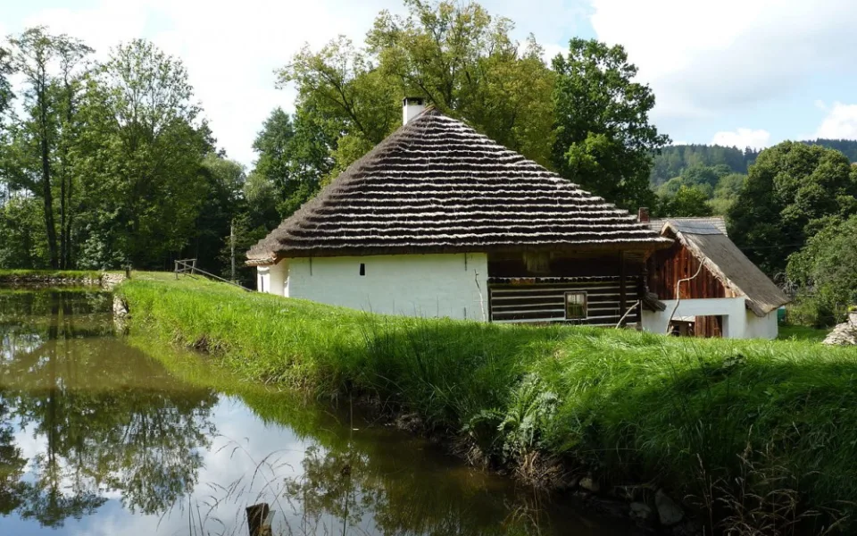 Vodní mlýn Hoslovice, pohled od rybníka