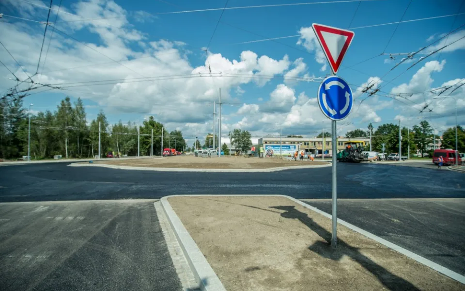 Kruhový objezd na Husově třídě.