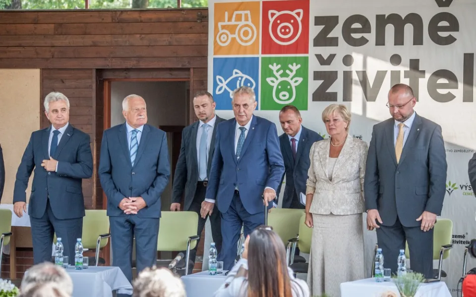 Zleva Milan Štěch, Václav Klaus, Miloš Zeman, Ivana Stráská a Jan Bartošek.