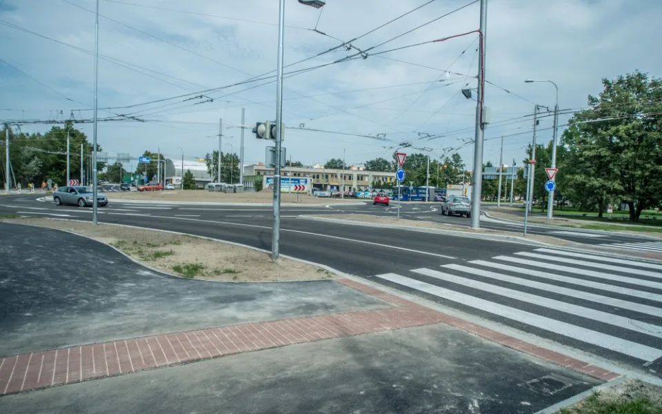 Kruhová křižovatka ulic Husova a Strakonická.