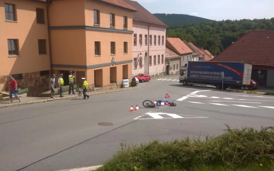 Pod koly nákladního automobilu zemřel na silnici v Husinci na Prachaticku cyklista.