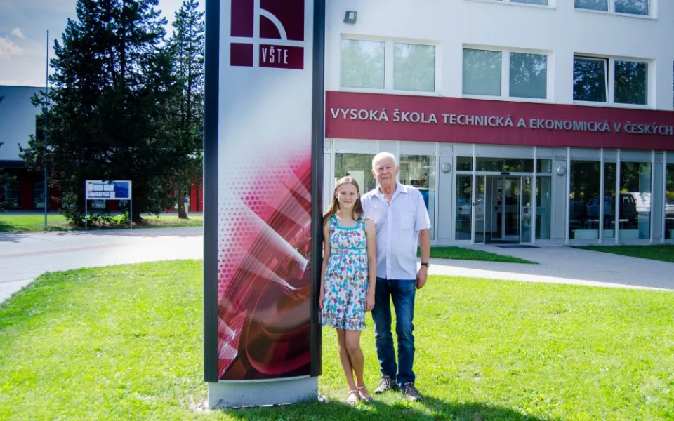 Šachistka Martina Šťastná se svým dědou