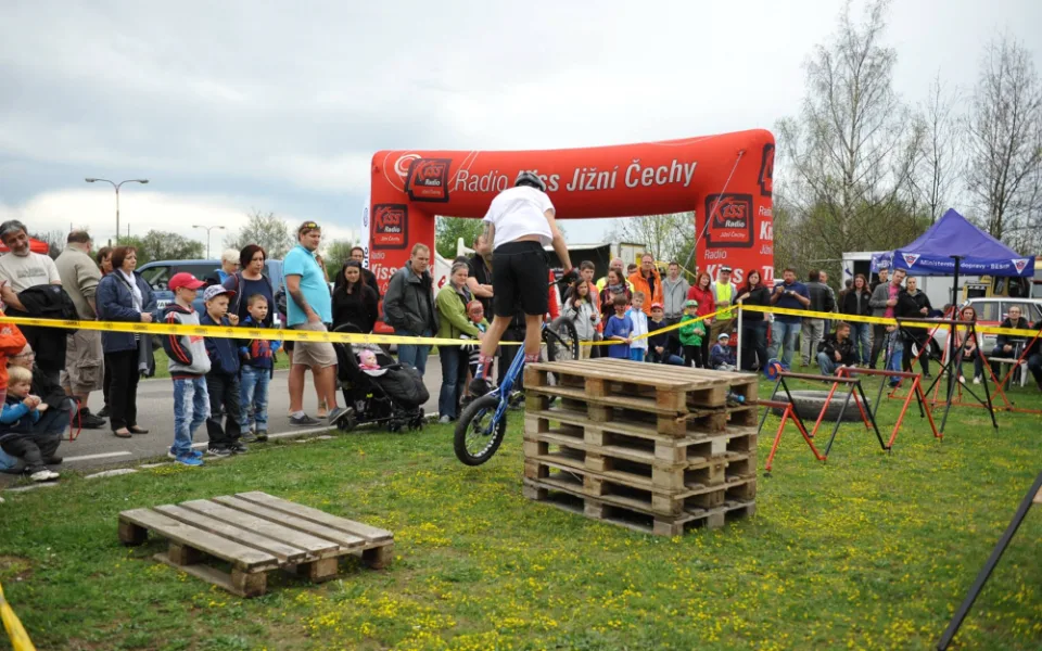 Bude představena biketrialová akademie s ukázkou na postavených překážkách.