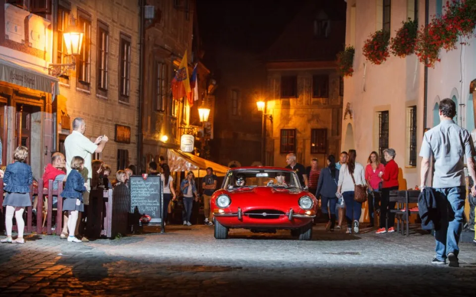 Jaguar E-Type z roku 1962 na trati loňského ročníku South Bohemia Classic.