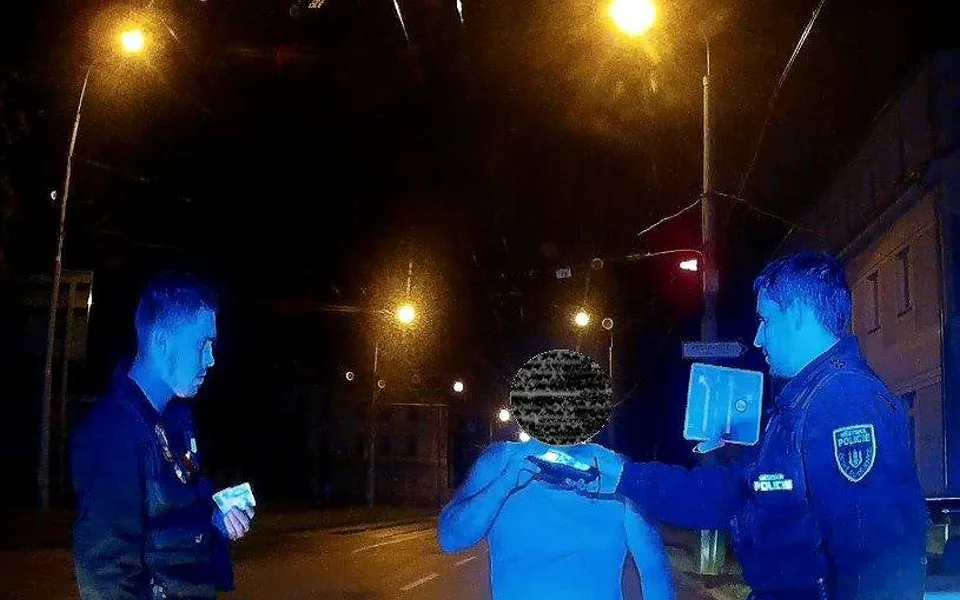 Muž z Prahy řídil auto při jízdě v Českých Budějovicích pod vlivem alkoholu. Jeho jízdě učinili přítrž strážníci.