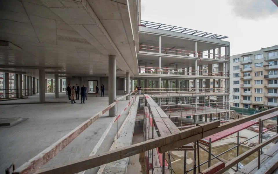 Hrubá stavba administrativního centra Piano v Českých Budějovicích je hotová.