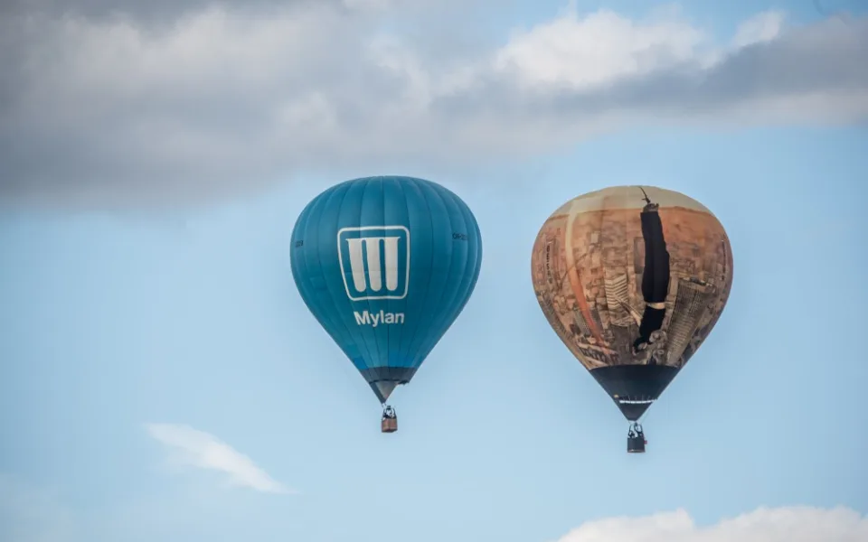 Nad Lipnem létají balony.