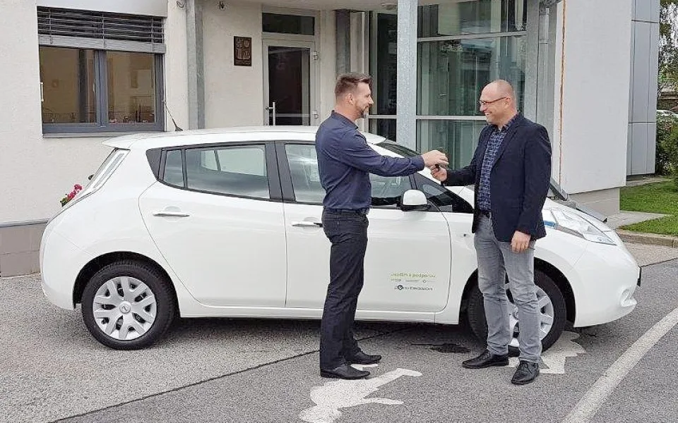 Radní pro dopravu Jiří Švec předává klíče od elektromobilu řediteli Správy a údržby silnic Jihočeského kraje Janu Štíchovi.
