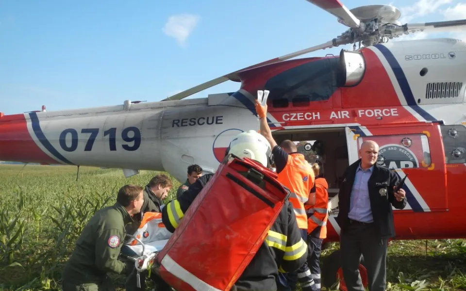 U Řemíčova na Táborsku zavalil traktor devětadvacetiletého muže. Ve vážném stavu zraněného transportoval do českobudějovické nemocnice vrtulník.