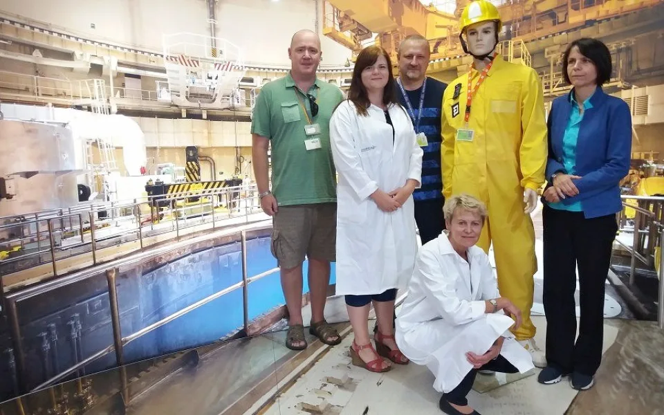 Lékařský personál se zaměstnanci elektrárny zapózovali ve fotokoutku i s Karlem Uránkem.