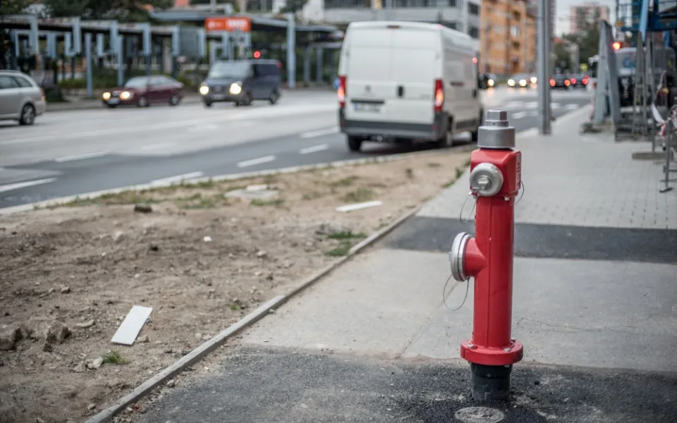 Hydrant uprostřed chodníku v Pražské třídě v Českých Budějovicích.