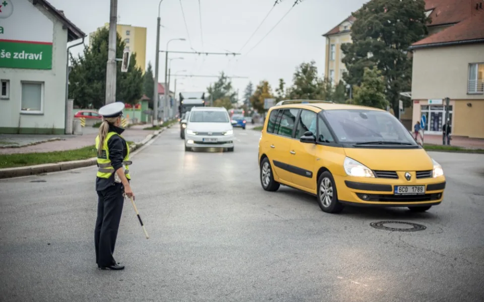 Policie musela dnes řešit dopravu na křižovatce ulic B. Němcové a L. B. Schneidera