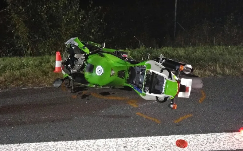Tragická dopravní nehoda u Semic na Písecku, kde ve středu 27. září večer po střetu motorky a osobního auta vyhasly dva lidské životy.