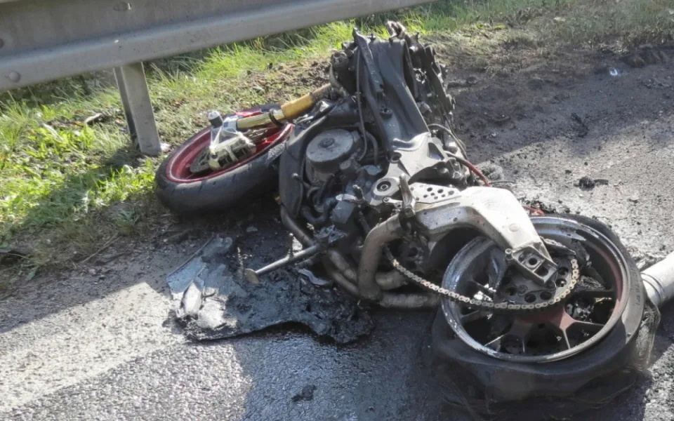 Při střetu s osobním automobilem na silnici mezi obcemi Rájov a Přísečná na Českokrumlovsku v pátek 29. září odpoledne zemřel čtyřiadvacetiletý motorkář.