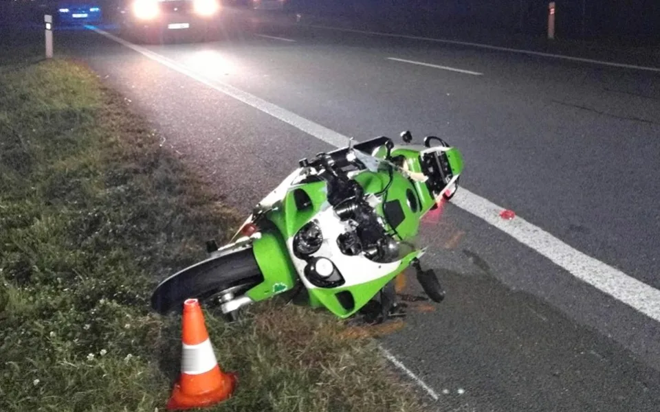 Při tragické dopravní nehodě u Semic na Písecku ve středu 27. září večer po střetu motorky a osobního auta vyhasly dva lidské životy.