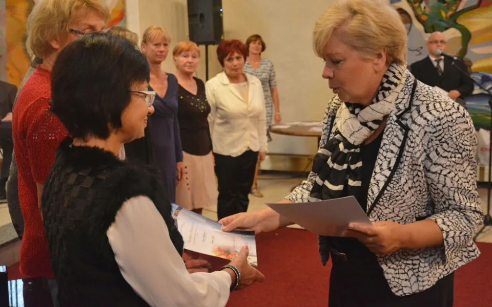 Hejtmanka Ivana Stráská předala imatrikulační listy studentům Akademie umění a kultury vzdělávání III. věku v Písku.