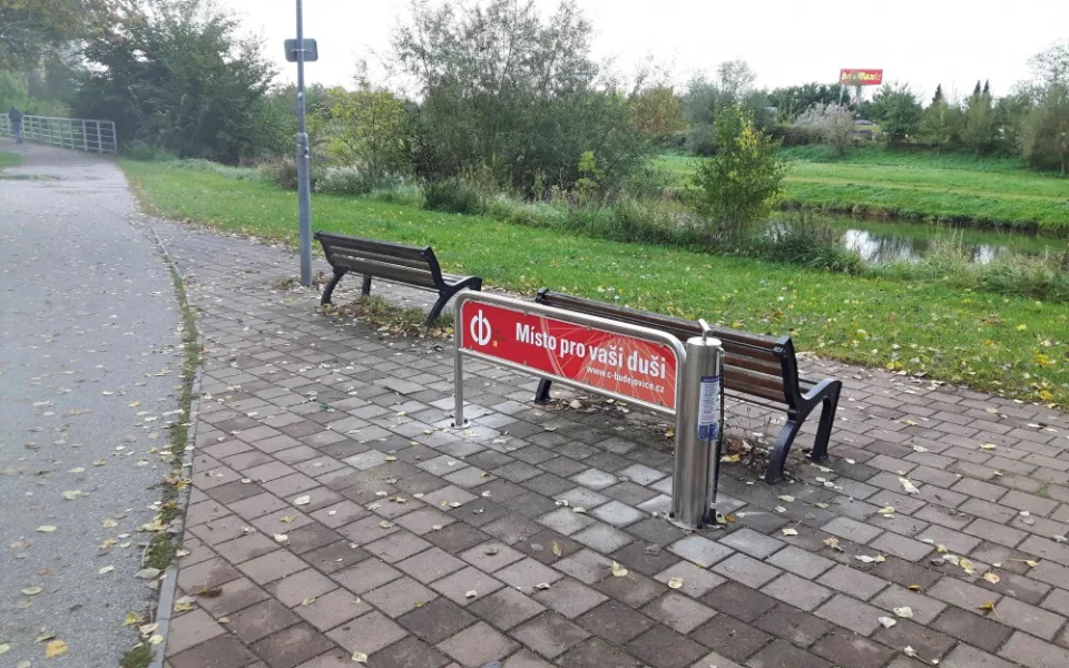 Cyklopumpa na cyklostezce u dětského hřiště v Plzeňské ulici ve směru na Hlubokou nad Vltavou.