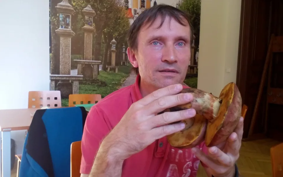Mykolog Jihočeského muzea Miroslav Beran.