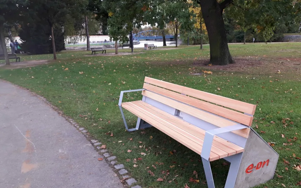 Chytrá lavička na Sokolském ostrově v Českých Budějovicích.