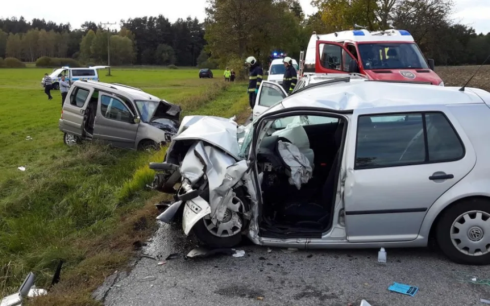 Vážná dopravní nehoda uzavřela ve středu 11. října, odpoledne silnici mezi obcemi Kaliště a Zaliny na Českobudějovicku. Čelní střet dvou osobních aut, do kterých pak ještě narazilo třetí, si vyžádal čtyři velmi těžká zranění.
