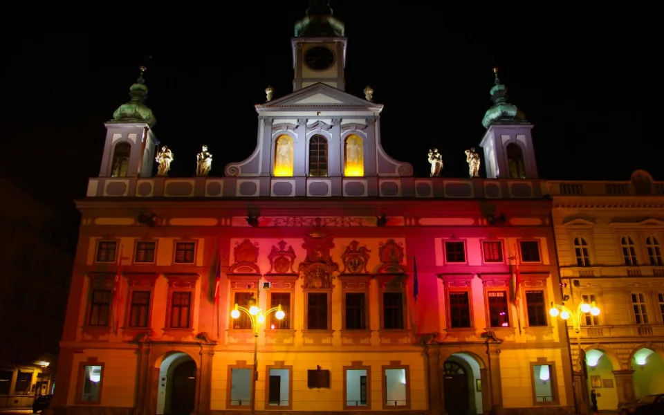 Růžově nasvícená budějcká radnice